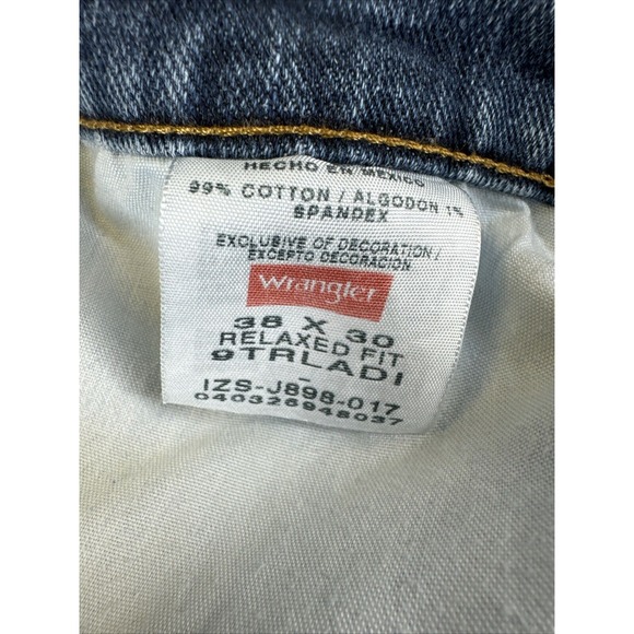 Wrangler Mens Jeans 38x30 Blue Medium Wash Relaxed Fit 5 Pocket Stretch - Picture 2 of 6